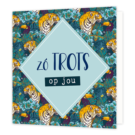 Zo trots op jou - Formaat: Normaal - Vorm: Vierkant - Complimentenkaart - Op deze wenskaart staan groene en blauwe bladeren met toekans en tijgers. In het midden staat een blauwe ruit met de tekst: "Zó trots op jou". - Snelwenskaart