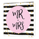 Mr & Mrs - Formaat: Standaard - Vorm: Vierkant - Huwelijkskaart - Op deze wenskaart staan zwarte en witte lijnen met kleine gouden hartjes. In het midden staat een roze cirkel met de tekst: "MR & MRS". - Snelwenskaart