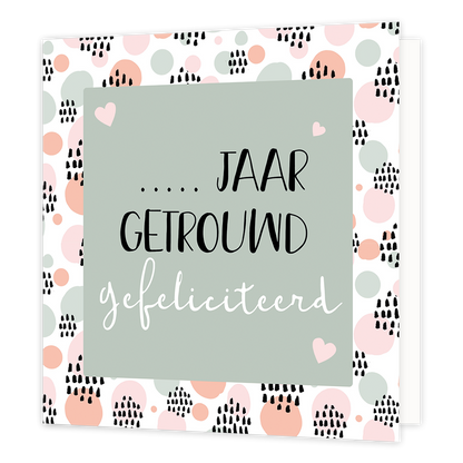 Jaar getrouwd - Formaat: Normaal - Vorm: Vierkant - Huwelijkskaart - Op deze wenskaart staan stippen in diverse kleuren met in het midden een groen vierkant en de tekst: "... jaar getrouwd gefeliciteerd". - Snelwenskaart