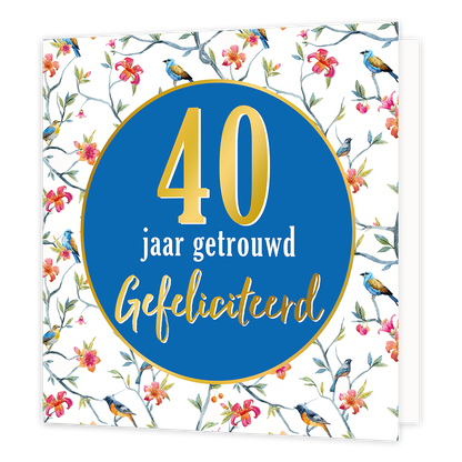 40 jaar getrouwd - Formaat: Normaal - Vorm: Vierkant - Huwelijkskaart - Op deze wenskaart staan rode bloemen met takken en vogels. In het midden staat een blauwe cirkel met gouden omlijning en de tekst: "40 jaar getrouwd gefeliciteerd". - Snelwenskaart