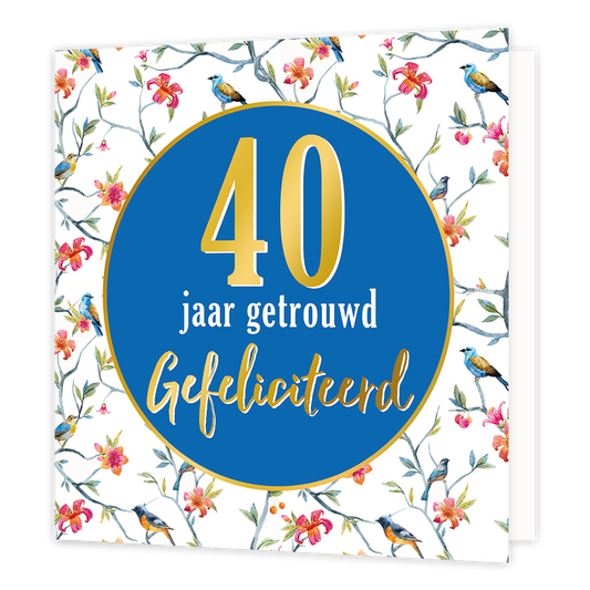 40 jaar getrouwd - Formaat: Normaal - Vorm: Vierkant - Huwelijkskaart - Op deze wenskaart staan rode bloemen met takken en vogels. In het midden staat een blauwe cirkel met gouden omlijning en de tekst: "40 jaar getrouwd gefeliciteerd". - Snelwenskaart