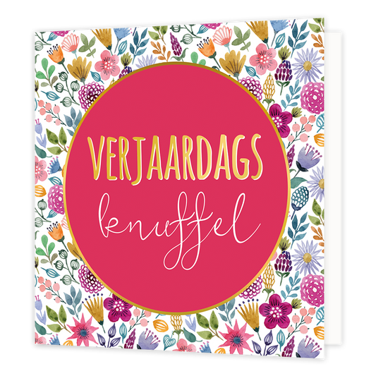 Verjaardagsknuffel - Formaat: Normaal - Vorm: Vierkant - Verjaardagskaart - Op deze wenskaart staan bloemen in diverse kleuren met in he tmidden een rode cirkel met gouden omlijning en de tekst: "Verjaardags knuffel". - Snelwenskaart
