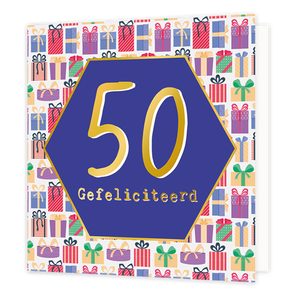50 gefeliciteerd - Formaat: Normaal - Vorm: Vierkant - Verjaardagskaart - Op deze wenskaart staan cadeautjes in diverse kleuren met in het midden een paarse zeshoek met gouden omlijning en de tekst: "50 gefeliciteerd". - Snelwenskaart