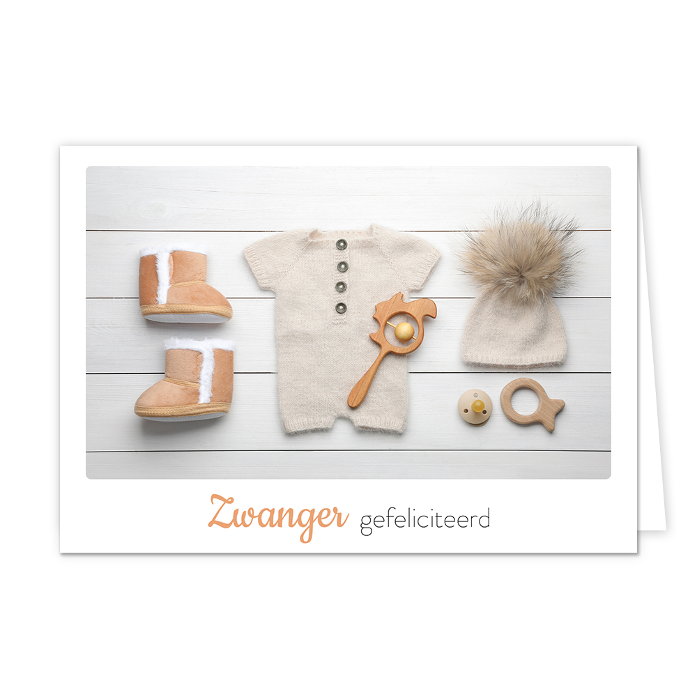 Zwanger gefeliciteerd - Formaat: Klein - Vorm: Liggend - Geboortekaart - Op deze wenskaart staan een beige rompertje met een mutsje en laarsjes. Onder de illustratie staat de tekst: "Zanger gefeliciteerd". - Snelwenskaart