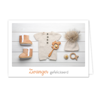 Zwanger gefeliciteerd - Formaat: Klein - Vorm: Liggend - Geboortekaart - Op deze wenskaart staan een beige rompertje met een mutsje en laarsjes. Onder de illustratie staat de tekst: "Zanger gefeliciteerd". - Snelwenskaart