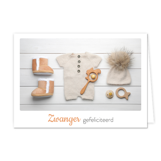 Zwanger gefeliciteerd - Formaat: Klein - Vorm: Liggend - Geboortekaart - Op deze wenskaart staan een beige rompertje met een mutsje en laarsjes. Onder de illustratie staat de tekst: "Zanger gefeliciteerd". - Snelwenskaart