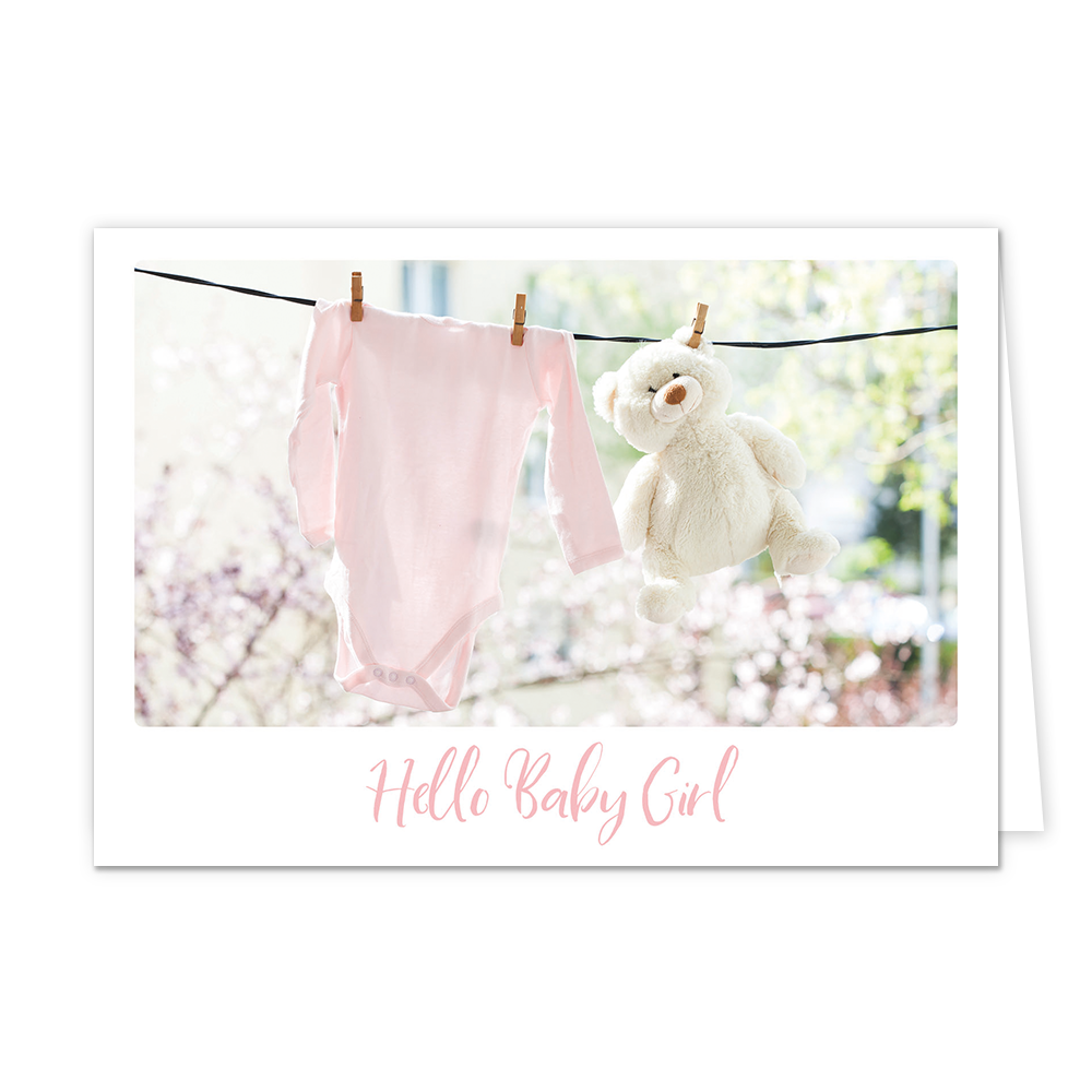 Hello baby girl - Formaat: Klein - Vorm: Liggend - Geboortekaart - Op deze wenskaart staat een waslijn waar een roze rompertje en een knuffel aan hangen. Onder de illustratie staat de tekst: "Hello baby girl". - Snelwenskaart