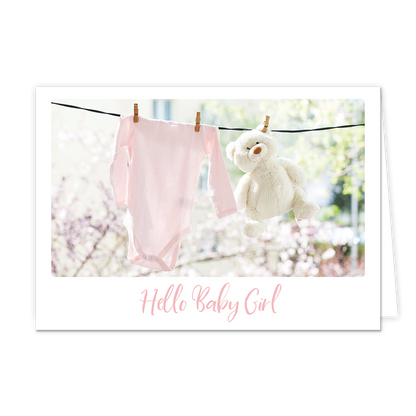 Hello baby girl - Formaat: Klein - Vorm: Liggend - Geboortekaart - Op deze wenskaart staat een waslijn waar een roze rompertje en een knuffel aan hangen. Onder de illustratie staat de tekst: "Hello baby girl". - Snelwenskaart