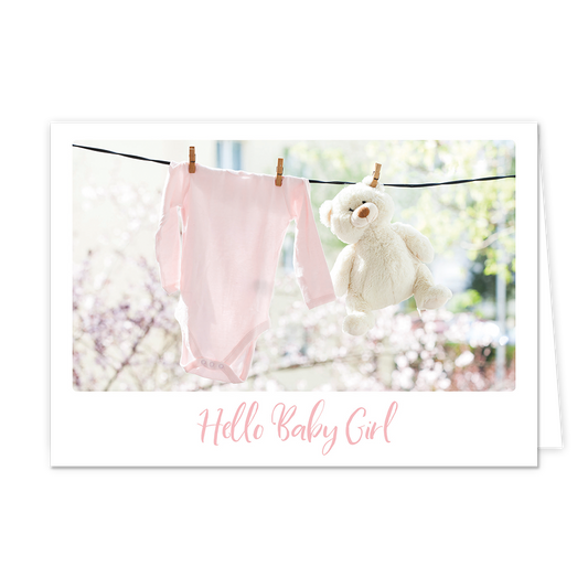 Hello baby girl - Formaat: Klein - Vorm: Liggend - Geboortekaart - Op deze wenskaart staat een waslijn waar een roze rompertje en een knuffel aan hangen. Onder de illustratie staat de tekst: "Hello baby girl". - Snelwenskaart