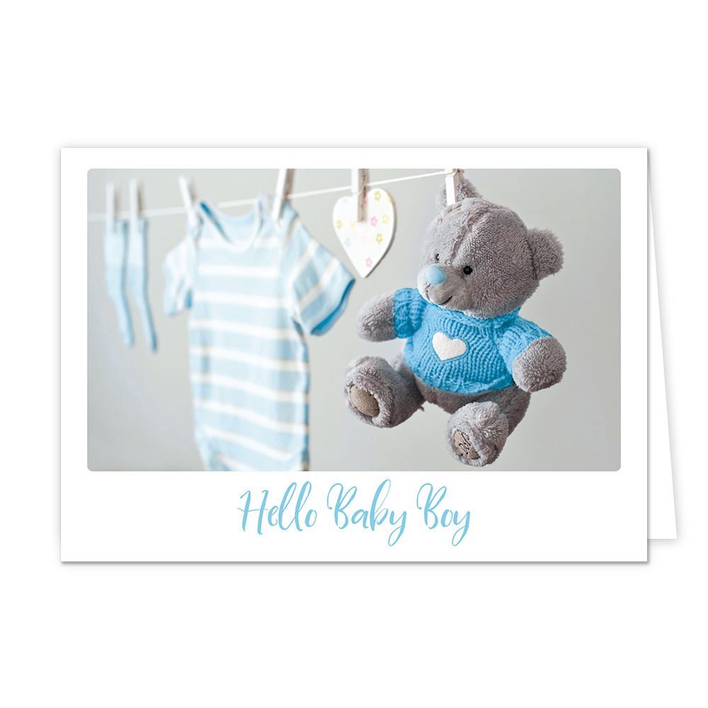 Hello baby boy - Formaat: Klein - Vorm: Liggend - Geboortekaart - Op deze wenskaart staat een waslijn waar een blauw rompertje en een knuffel aan hangen. Onder de illustratie staat de tekst: "Hello baby boy". - Snelwenskaart