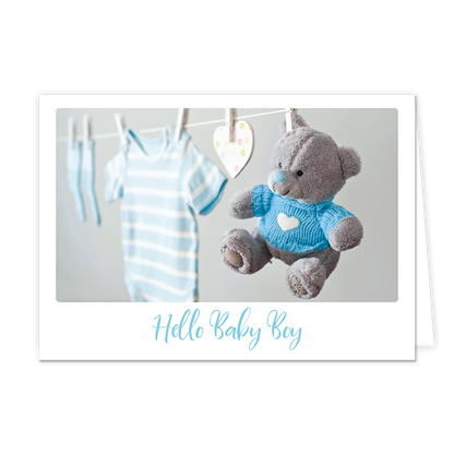 Hello baby boy - Formaat: Klein - Vorm: Liggend - Geboortekaart - Op deze wenskaart staat een waslijn waar een blauw rompertje en een knuffel aan hangen. Onder de illustratie staat de tekst: "Hello baby boy". - Snelwenskaart