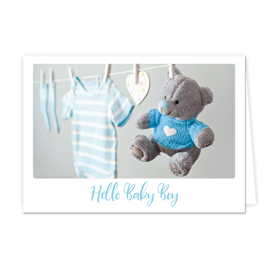 Hello baby boy - Formaat: Klein - Vorm: Liggend - Geboortekaart - Op deze wenskaart staat een waslijn waar een blauw rompertje en een knuffel aan hangen. Onder de illustratie staat de tekst: "Hello baby boy". - Snelwenskaart
