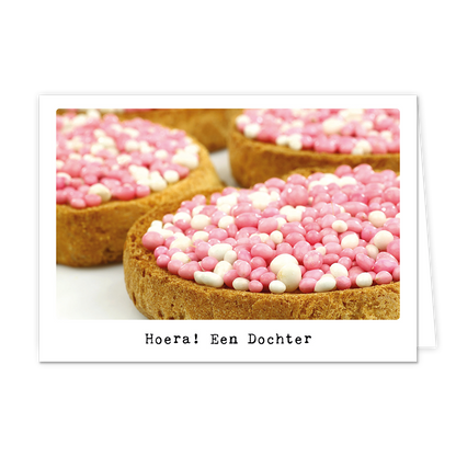 Hoera! Een dochter - Formaat: Klein - Vorm: Liggend - Geboortekaart - Op deze wenskaart staan beschuit met roze muisjes met daaronder de tekst: "Hoera! Een dochter". - Snelwenskaart