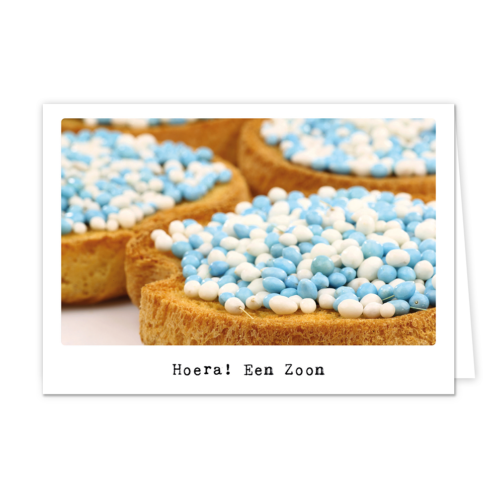 Hoera! Een zoon - Formaat: Klein - Vorm: Liggend - Geboortekaart - Op deze wenskaart staan beschuit met blauwe muisjes met daaronder de tekst: "Hoera! Een zoon". - Snelwenskaart