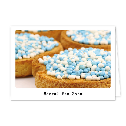Hoera! Een zoon - Formaat: Klein - Vorm: Liggend - Geboortekaart - Op deze wenskaart staan beschuit met blauwe muisjes met daaronder de tekst: "Hoera! Een zoon". - Snelwenskaart