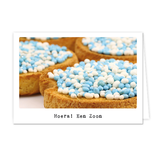 Hoera! Een zoon - Formaat: Klein - Vorm: Liggend - Geboortekaart - Op deze wenskaart staan beschuit met blauwe muisjes met daaronder de tekst: "Hoera! Een zoon". - Snelwenskaart