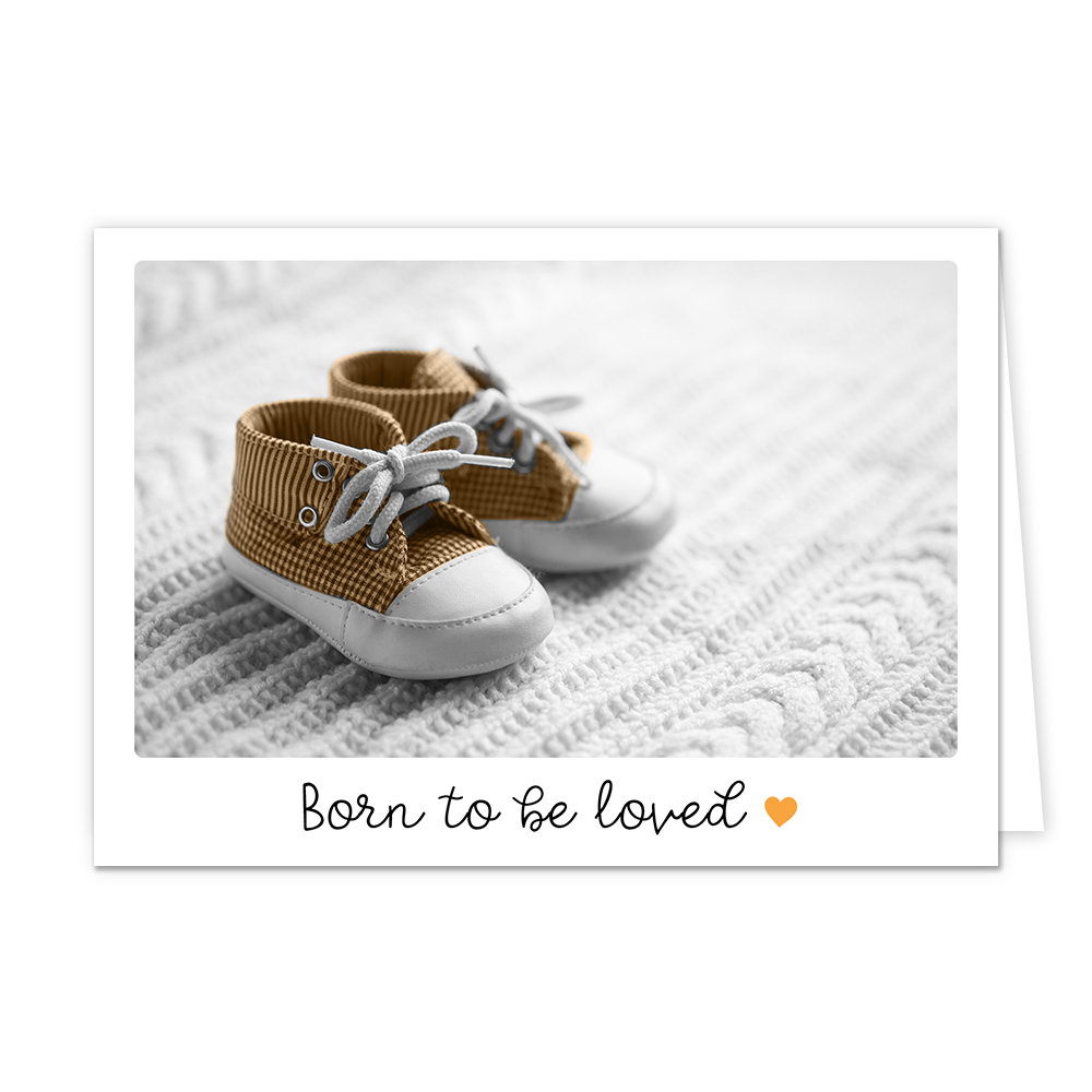 Born to be Loved - Formaat: Klein - Vorm: Liggend - Geboortekaart - Op deze wenskaart staan bruine kinderschoentjes met daaronder de tekst: "Born to be loved". - Snelwenskaart