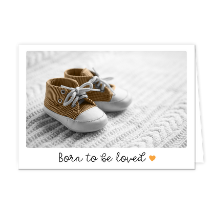 Born to be Loved - Formaat: Klein - Vorm: Liggend - Geboortekaart - Op deze wenskaart staan bruine kinderschoentjes met daaronder de tekst: "Born to be loved". - Snelwenskaart