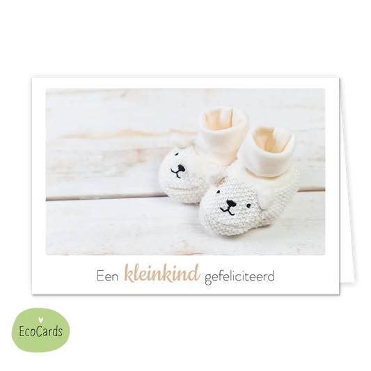Een kleinkind gefeliciteerd - Formaat: Klein - Vorm: Liggend - Geboortekaart - Op deze wenskaart staan witte kinderschoentjes met daaronder de tekst: "Een kleinkind gefeliciteerd". - Snelwenskaart