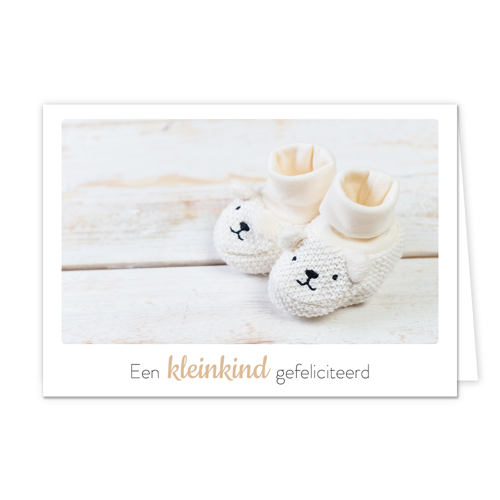 Een kleinkind gefeliciteerd - Formaat: Klein - Vorm: Liggend - Geboortekaart - Op deze wenskaart staan witte kinderschoentjes met daaronder de tekst: "Een kleinkind gefeliciteerd". - Snelwenskaart