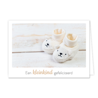 Een kleinkind gefeliciteerd - Formaat: Klein - Vorm: Liggend - Geboortekaart - Op deze wenskaart staan witte kinderschoentjes met daaronder de tekst: "Een kleinkind gefeliciteerd". - Snelwenskaart