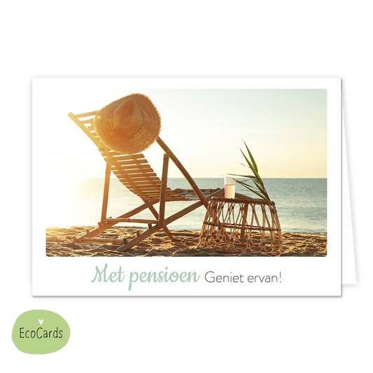 Met pensioen - Afmeting: {"value":13.4,"unit":"CENTIMETERS"} x {"value":9.7,"unit":"CENTIMETERS"} - Formaat: Klein - Vorm: Liggend - Pensioenkaart - Op deze wenskaart staat een strandstoel met op de achtergrond de zee. Onder de illustratie staat de tekst: "Met pensioen geniet ervan!". - Snelwenskaart