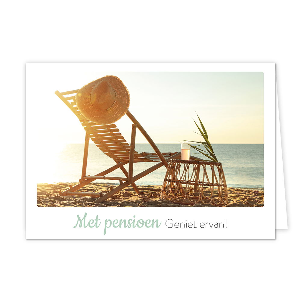 Met pensioen - Formaat: Klein - Vorm: Liggend - Pensioenkaart - Op deze wenskaart staat een strandstoel met op de achtergrond de zee. Onder de illustratie staat de tekst: "Met pensioen geniet ervan!". - Snelwenskaart