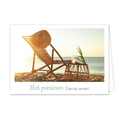 Met pensioen - Formaat: Klein - Vorm: Liggend - Pensioenkaart - Op deze wenskaart staat een strandstoel met op de achtergrond de zee. Onder de illustratie staat de tekst: "Met pensioen geniet ervan!". - Snelwenskaart