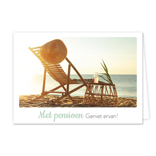 Met pensioen - Formaat: Klein - Vorm: Liggend - Pensioenkaart - Op deze wenskaart staat een strandstoel met op de achtergrond de zee. Onder de illustratie staat de tekst: "Met pensioen geniet ervan!". - Snelwenskaart