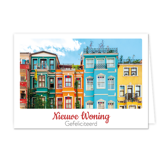 Nieuwe woning gefeliciteerd - Formaat: Klein - Vorm: Liggend - Woningkaart - Op deze wenskaart staan huizen in de kleuren blauw, geel, oranje, groen en rood. Onder de illustratie staat de tekst: "Nieuwe woning gefeliciteerd". - Snelwenskaart
