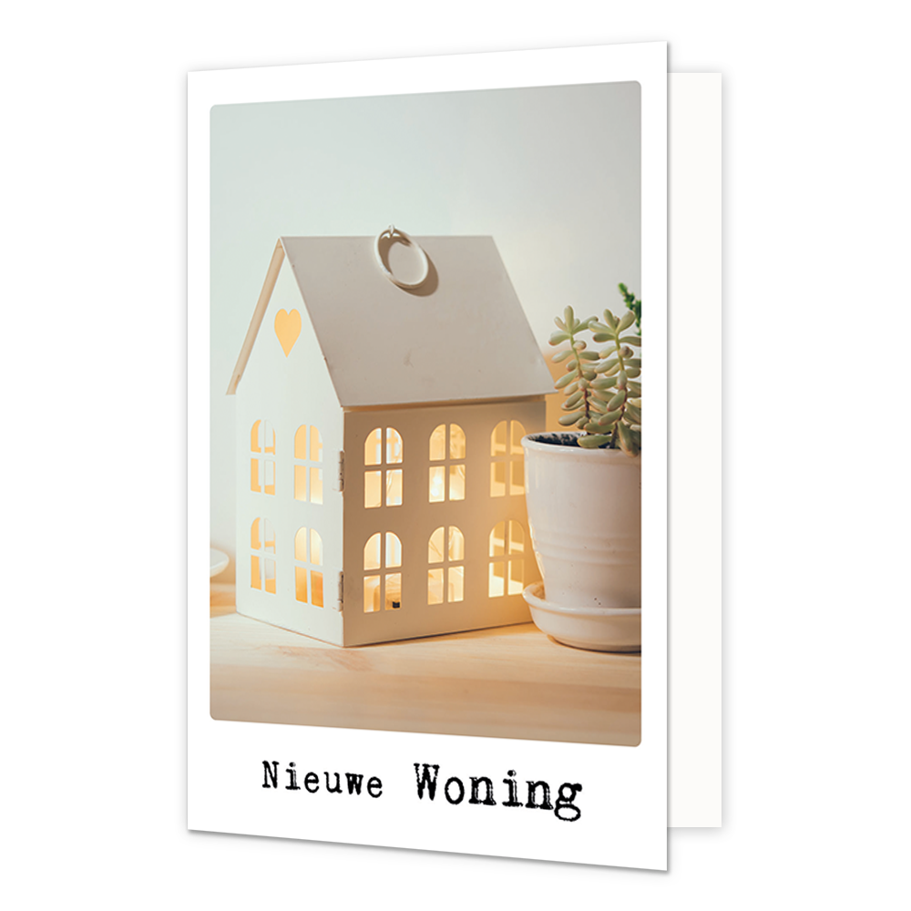 Nieuwe woning - Formaat: Klein - Vorm: Staand - Woningkaart - Op deze wenskaart staat een wit decoratiehuisje waar een kaarsje in zit. Onder de illustratie staat de tekst: "Nieuwe woning". - Snelwenskaart
