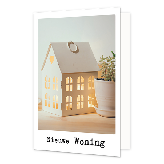 Nieuwe woning - Formaat: Klein - Vorm: Staand - Woningkaart - Op deze wenskaart staat een wit decoratiehuisje waar een kaarsje in zit. Onder de illustratie staat de tekst: "Nieuwe woning". - Snelwenskaart
