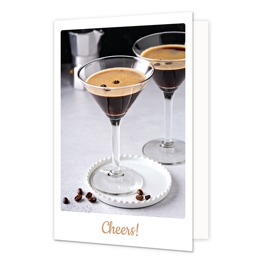 Cheers - Formaat: Klein - Vorm: Staand - Proost kaart - Op deze wenskaart staan twee espresso martini's met daaronder de tekst: "Cheers!". - Snelwenskaart