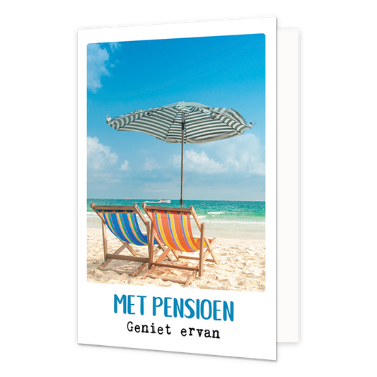 Met pensioen geniet ervan - Formaat: Klein - Vorm: Staand - Pensioenkaart - Op deze wenskaart staan twee strandbedjes met een parasol die uitkijken op de zee. Onder de illustratie staat de tekst: "Met pensioen geniet ervan". - Snelwenskaart