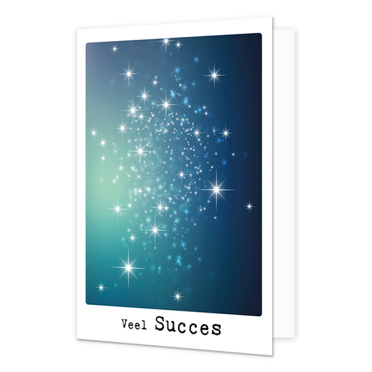 Veel succes - Formaat: Klein - Vorm: Staand - Succes kaart - Op deze wenskaart staan witte sterren op een donkerblauwe hemel achtergrond. Onder de illustratie staat de tekst: "Veel succes". - Snelwenskaart