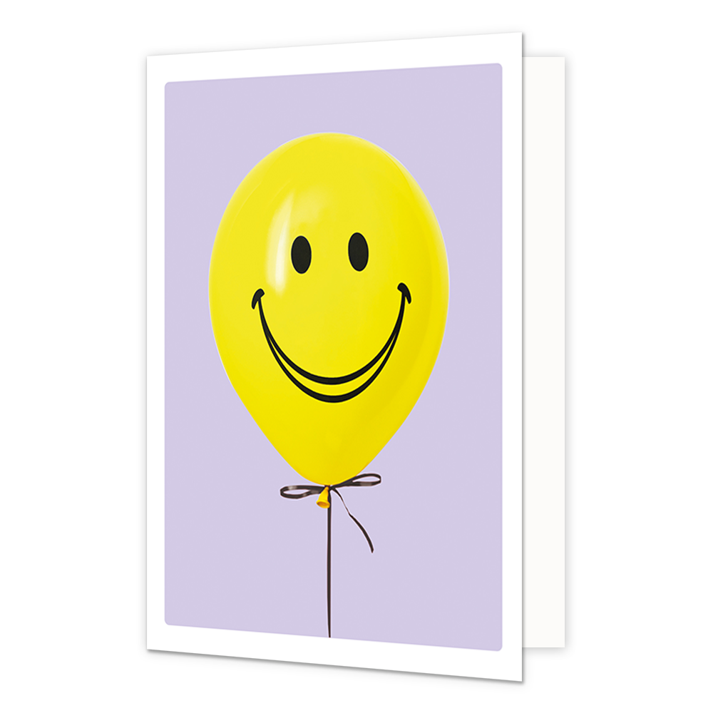 Ballon met smiley - Formaat: Klein - Vorm: Staand - Blanco kaart - Op deze wenskaart staat een gele ballon met een smiley erop, op een paarse achtergrond. - Snelwenskaart
