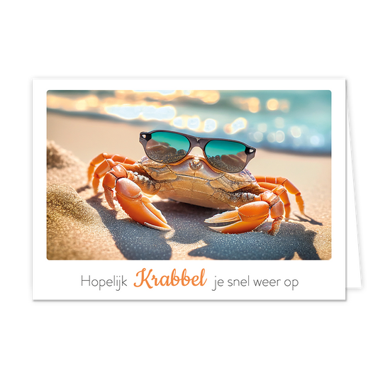 Hopelijk krabbel je snel weer op - Formaat: Klein - Vorm: Liggend - Beterschapskaart - Op deze wenskaart staat een krab op het strand met een zonnebril op. Onder de illustratie staat de tekst: "Hopelijk krabbel je snel weer op". - Snelwenskaart