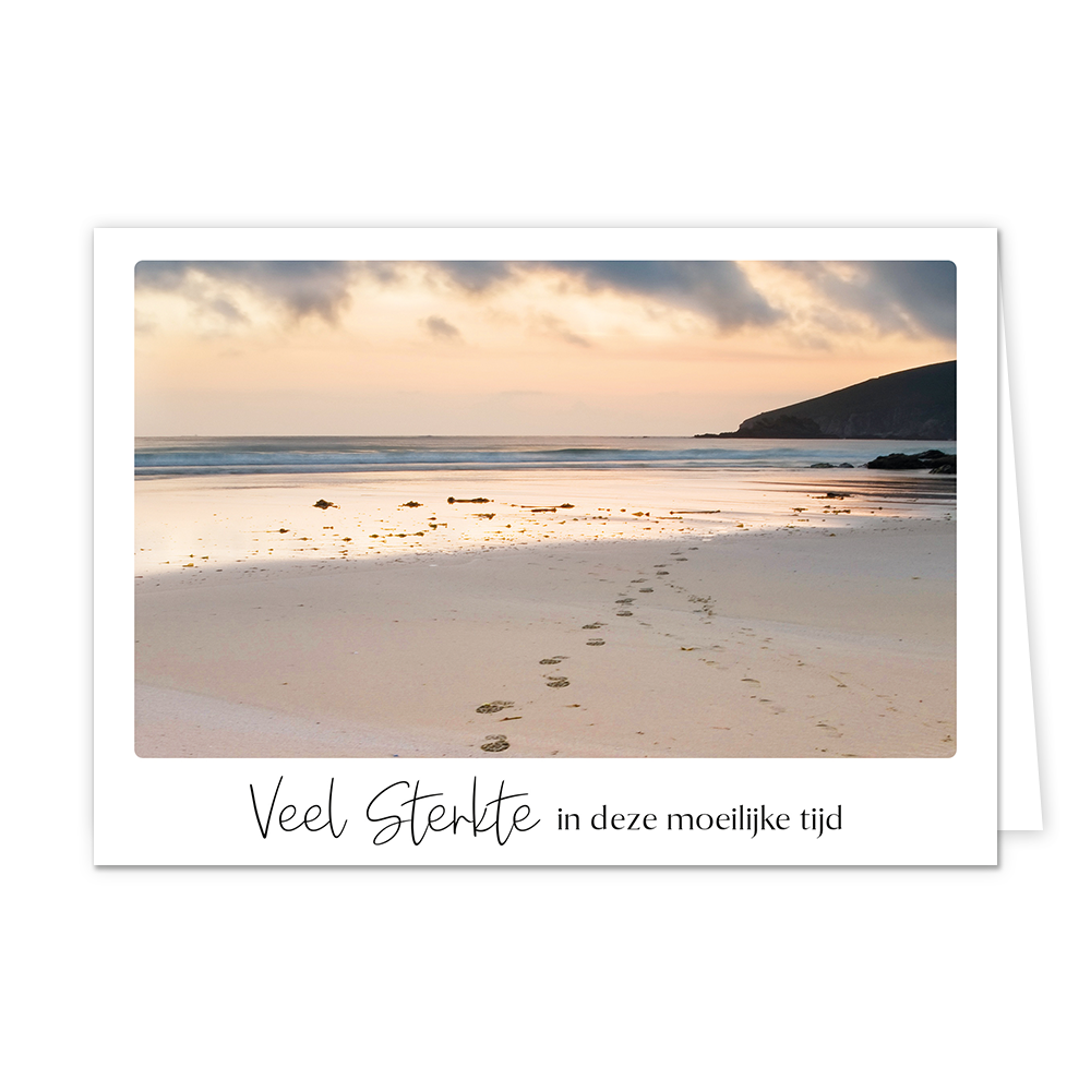 Veel sterkte in deze moeilijke tijd - Formaat: Klein - Vorm: Liggend - Sterkte kaart - Op deze wenskaart staan voetstappen die vanuit de zee het strand oplopen. Daaronder staat de tekst: "Veel sterkte in deze moeilijke tijd". - Snelwenskaart