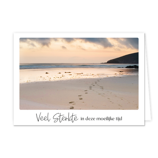 Veel sterkte in deze moeilijke tijd - Formaat: Klein - Vorm: Liggend - Sterkte kaart - Op deze wenskaart staan voetstappen die vanuit de zee het strand oplopen. Daaronder staat de tekst: "Veel sterkte in deze moeilijke tijd". - Snelwenskaart