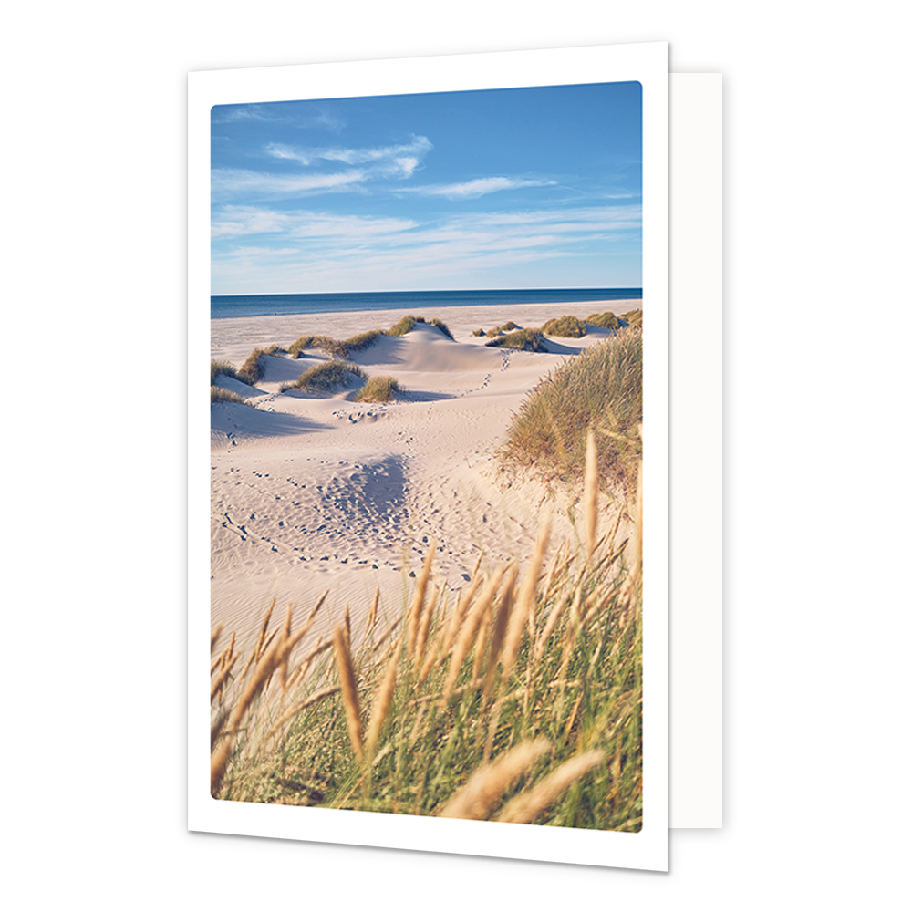 Strand - Formaat: Klein - Vorm: Staand - Blanco kaart - Op deze wenskaart staan duinen die uitkijken op het strand en de zee. - Snelwenskaart