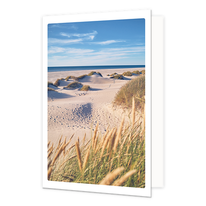 Strand - Formaat: Klein - Vorm: Staand - Blanco kaart - Op deze wenskaart staan duinen die uitkijken op het strand en de zee. - Snelwenskaart