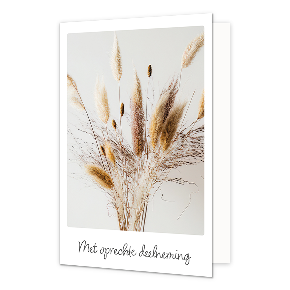 Met oprechte deelneming - Formaat: Klein - Vorm: Staand - Condoleance kaart - Op deze wenskaart staat een afbeelding van een boeket droogbloemen en pluizige grassen in natuurlijke beige- en bruintinten tegen een neutrale, lichte achtergrond. De compositie straalt rust en ingetogenheid uit. Onder de afbeelding staat de tekst "Met oprechte deelneming" in een fijn, donkergrijs handgeschreven lettertype. - Snelwenskaart