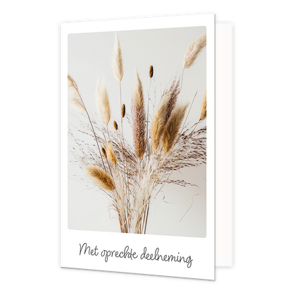 Met oprechte deelneming - Formaat: Klein - Vorm: Staand - Condoleance kaart - Op deze wenskaart staat een afbeelding van een boeket droogbloemen en pluizige grassen in natuurlijke beige- en bruintinten tegen een neutrale, lichte achtergrond. De compositie straalt rust en ingetogenheid uit. Onder de afbeelding staat de tekst "Met oprechte deelneming" in een fijn, donkergrijs handgeschreven lettertype. - Snelwenskaart