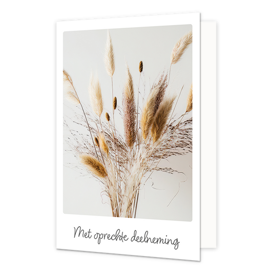 Op deze wenskaart staat een afbeelding van een boeket droogbloemen en pluizige grassen in natuurlijke beige- en bruintinten tegen een neutrale, lichte achtergrond. De compositie straalt rust en ingetogenheid uit. Onder de afbeelding staat de tekst "Met oprechte deelneming" in een fijn, donkergrijs handgeschreven lettertype.