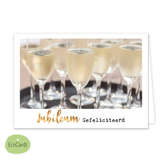 Jubileum - Afmeting: {"value":13.4,"unit":"CENTIMETERS"} x {"value":9.7,"unit":"CENTIMETERS"} - Formaat: Klein - Vorm: Liggend - Jubileumkaart - Op deze wenskaart staat een dienblad met champagneglazen. Onder de illustratie staat de tekst: "Jubileum gefeliciteerd". - Snelwenskaart