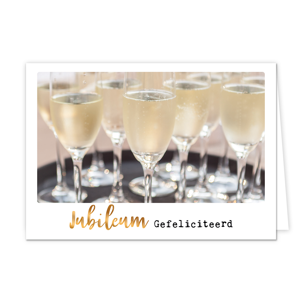 Jubileum - Formaat: Klein - Vorm: Liggend - Jubileumkaart - Op deze wenskaart staat een dienblad met champagneglazen. Onder de illustratie staat de tekst: "Jubileum gefeliciteerd". - Snelwenskaart