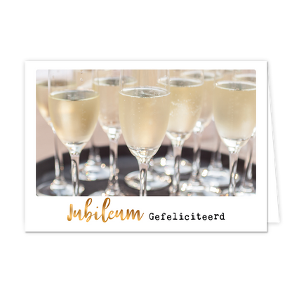 Jubileum - Formaat: Klein - Vorm: Liggend - Jubileumkaart - Op deze wenskaart staat een dienblad met champagneglazen. Onder de illustratie staat de tekst: "Jubileum gefeliciteerd". - Snelwenskaart
