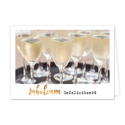 Jubileum - Formaat: Klein - Vorm: Liggend - Jubileumkaart - Op deze wenskaart staat een dienblad met champagneglazen. Onder de illustratie staat de tekst: "Jubileum gefeliciteerd". - Snelwenskaart