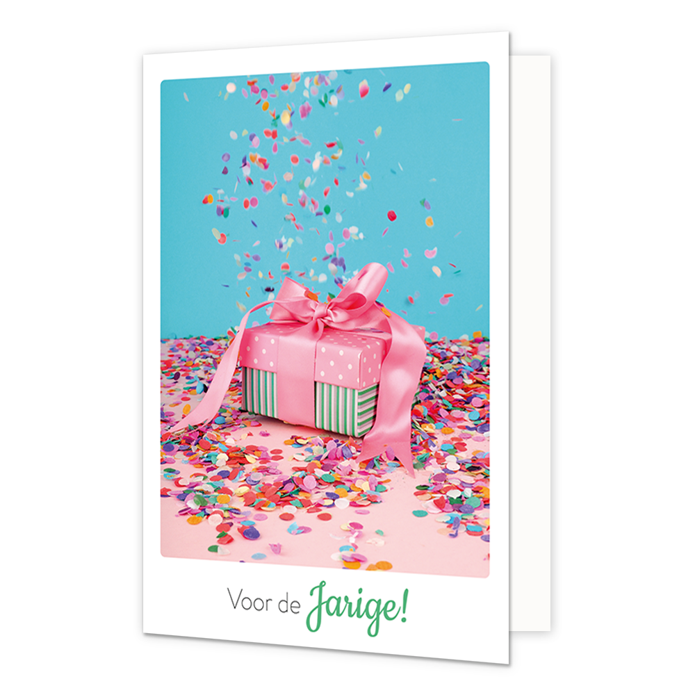 Voor de jarige - Formaat: Klein - Vorm: Staand - Verjaardagskaart - Op deze wenskaart staat een cadeautje met confetti en daaronder de tekst: "Voor de jarige". - Snelwenskaart