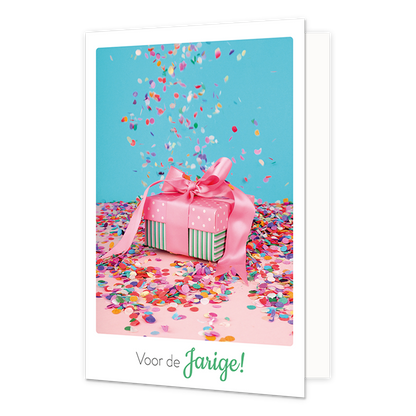 Voor de jarige - Formaat: Klein - Vorm: Staand - Verjaardagskaart - Op deze wenskaart staat een cadeautje met confetti en daaronder de tekst: "Voor de jarige". - Snelwenskaart